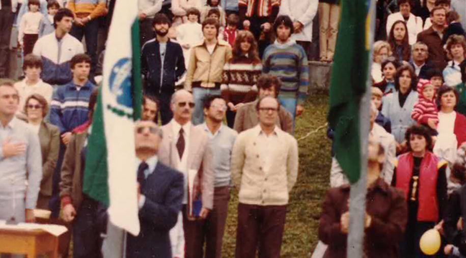 Lorenzatto, ao centro (casaco claro semiaberto e calça marrom), durante a cerimônia de abertura da Olimpíada do Colégio. Foto: Arquivo/Medianeira.