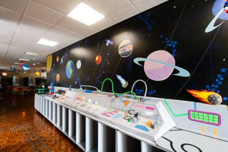 Explorando o Espaço: a Biblioteca da Fase 1 ganha decoração interativa do Sistema Solar