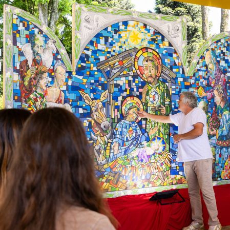 Colégio Medianeira ganha presépio de Natal produzido pelo educador e artista Marcelo Weber