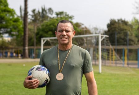 Campeão brasileiro pelo Coritiba é referência nas aulas de futebol no Colégio Medianeira