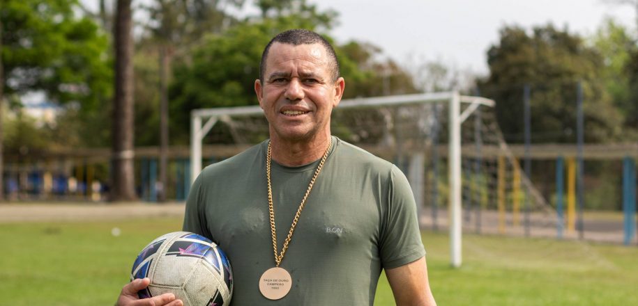 Campeão brasileiro pelo Coritiba é referência nas aulas de futebol no Colégio Medianeira